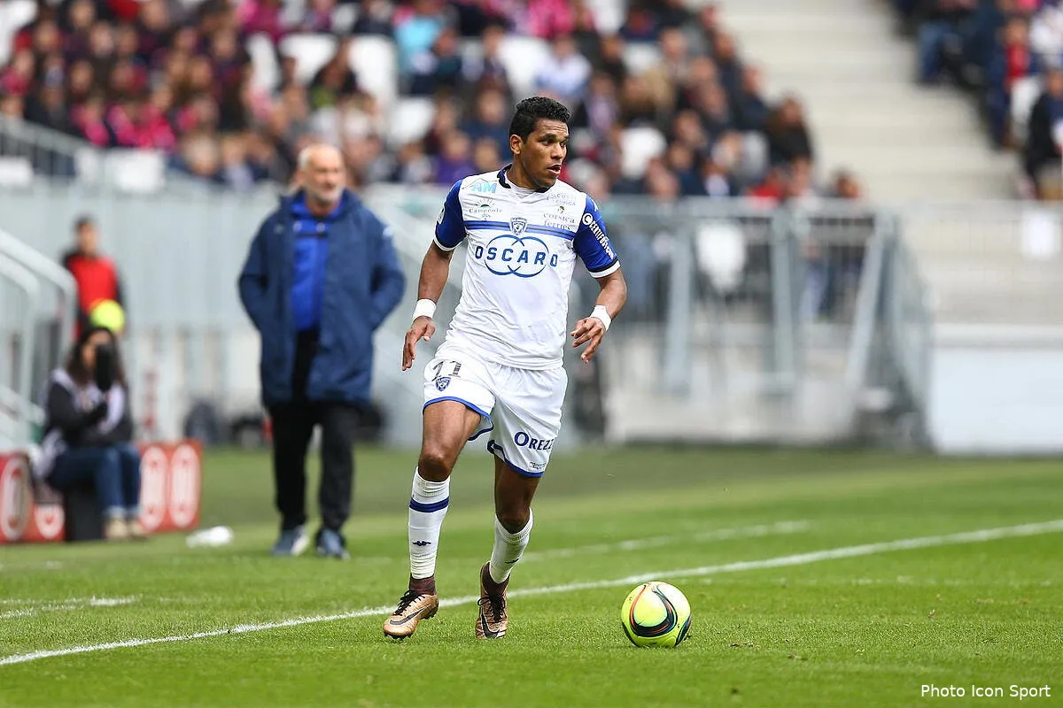 mercato brandao anigo une paire de l om en grece iconsport blo 200316 03 27186611