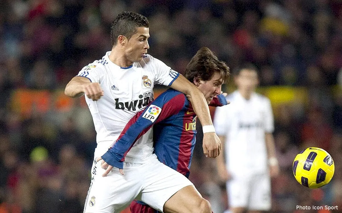 messi felicite et tacle cristiano ronaldo en meme temps iconsport pho 291110 05 1619860