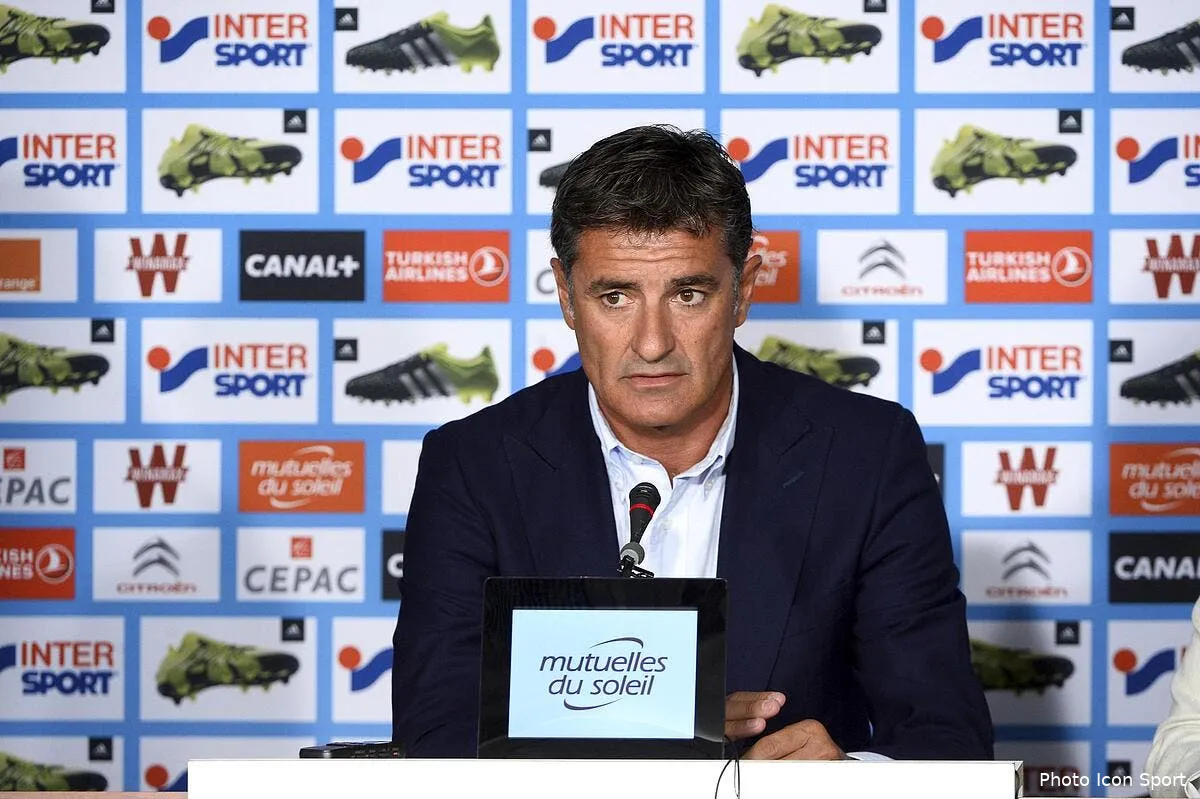 michel exige un om en costume cravate iconsport pet 210815 05 18128127