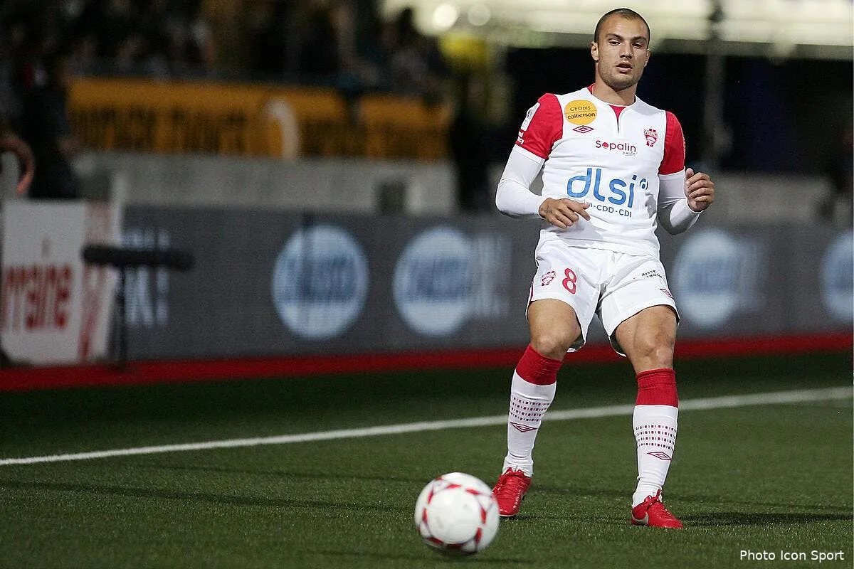 mollo vide mechamment son sac avant de rejoindre l asse iconsport mar 160912 08 6146673