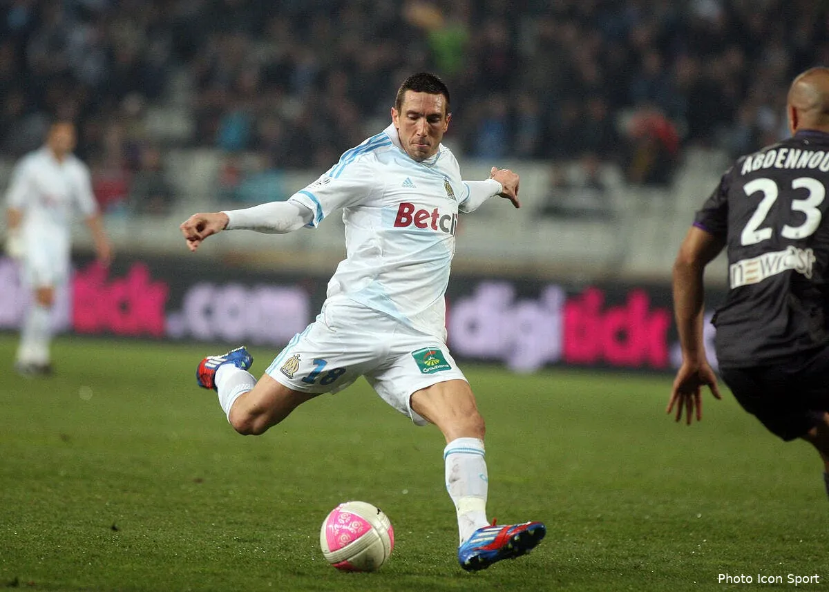 morgan amalfitano se fait tailler un short par pierre menes iconsport guy 030312 01 0931953