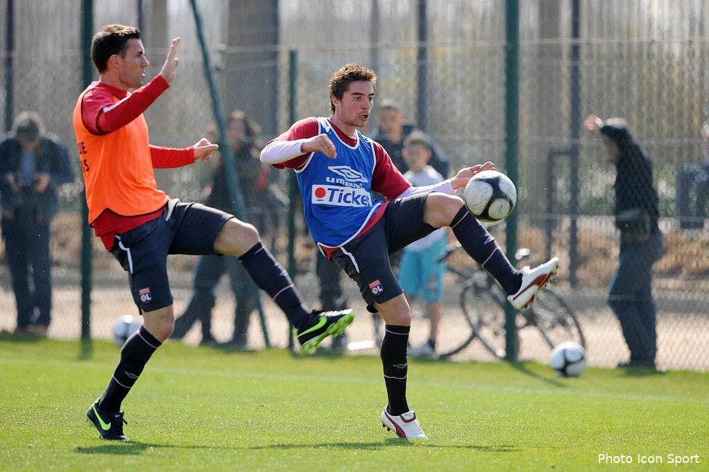 mounier impatient de se frotter a reveillere 69470 17464