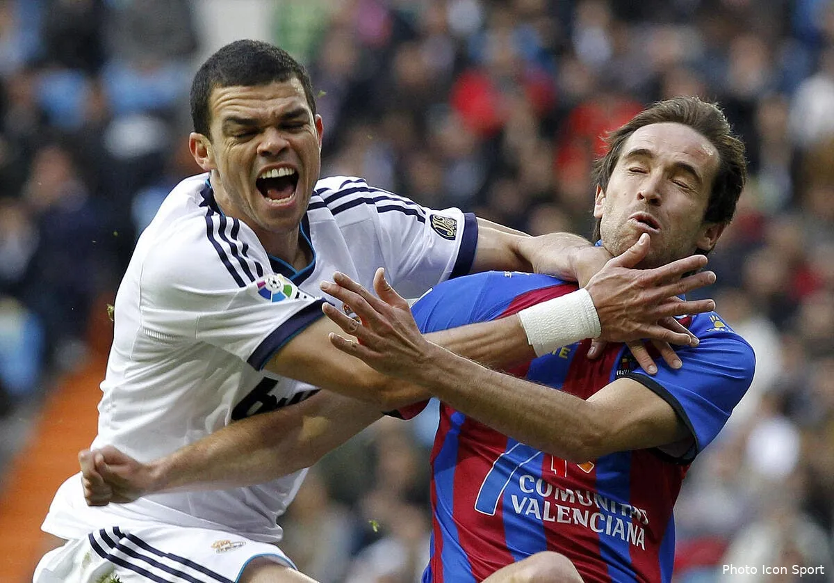 mourinho n hesite pas a pousser pepe dans les orties iconsport mar 060413 88 1356495