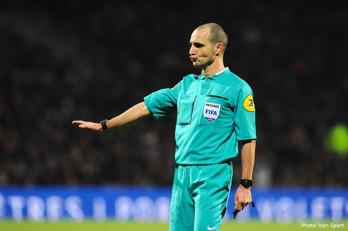 nantes pierre menes allume l arbitre pour sa double erreur iconsport jpt 271115 08 54174164