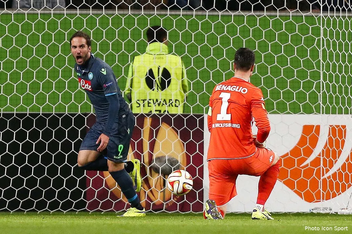 naples s amuse sur le terrain de wolfsburg iconsport fir 160415 01 02109129