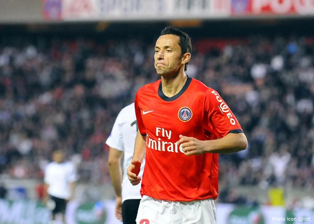 nene congratule par les supporters du psg iconsport noe300411 01 11218867