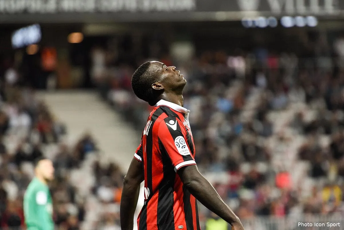 nice balotelli voit rouge c est l arbitre qui prend cher iconsport anp 210916 53 24156922