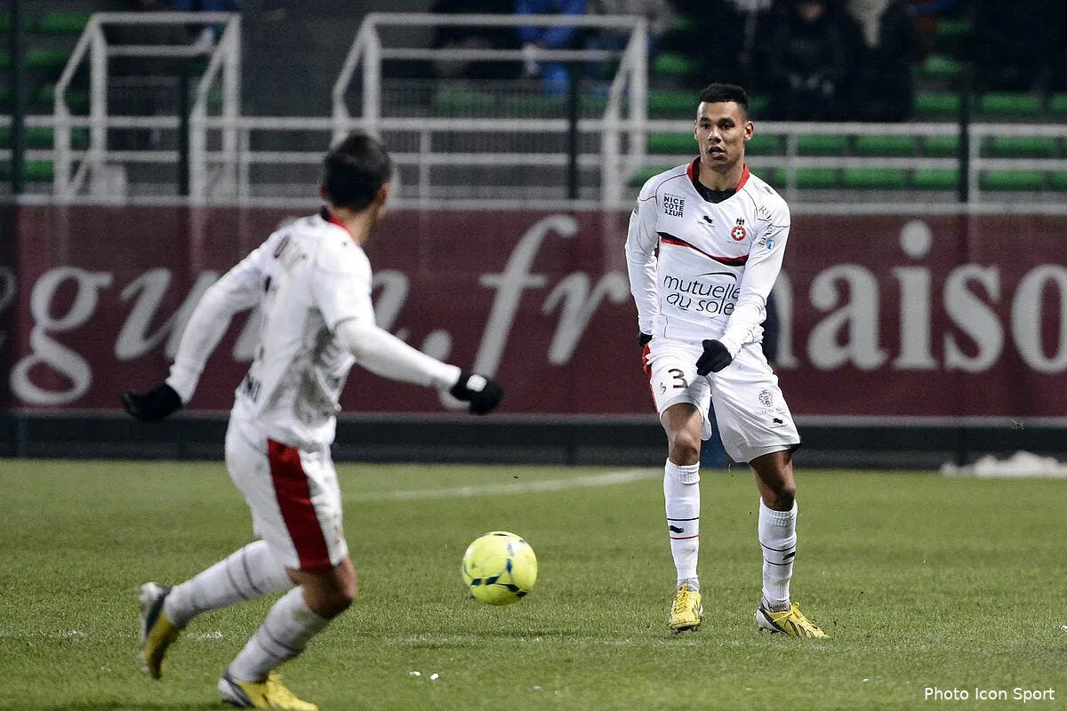 nice enfile son costume d outsider iconsport por 081212 101 8345235