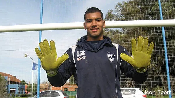 nice un gardien argentin pose ses valises benitez143244