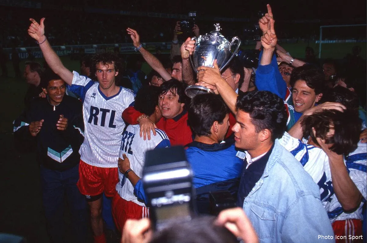 nicollin fait une statue a laurent blanc iconsport onz 020690 47 01107755