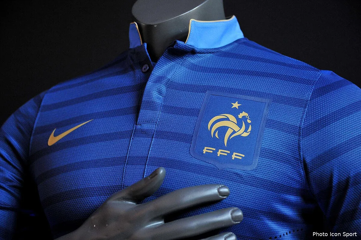 nike etouffe la polemique sur le maillot des bleus iconsport r 160412 001 09 135932