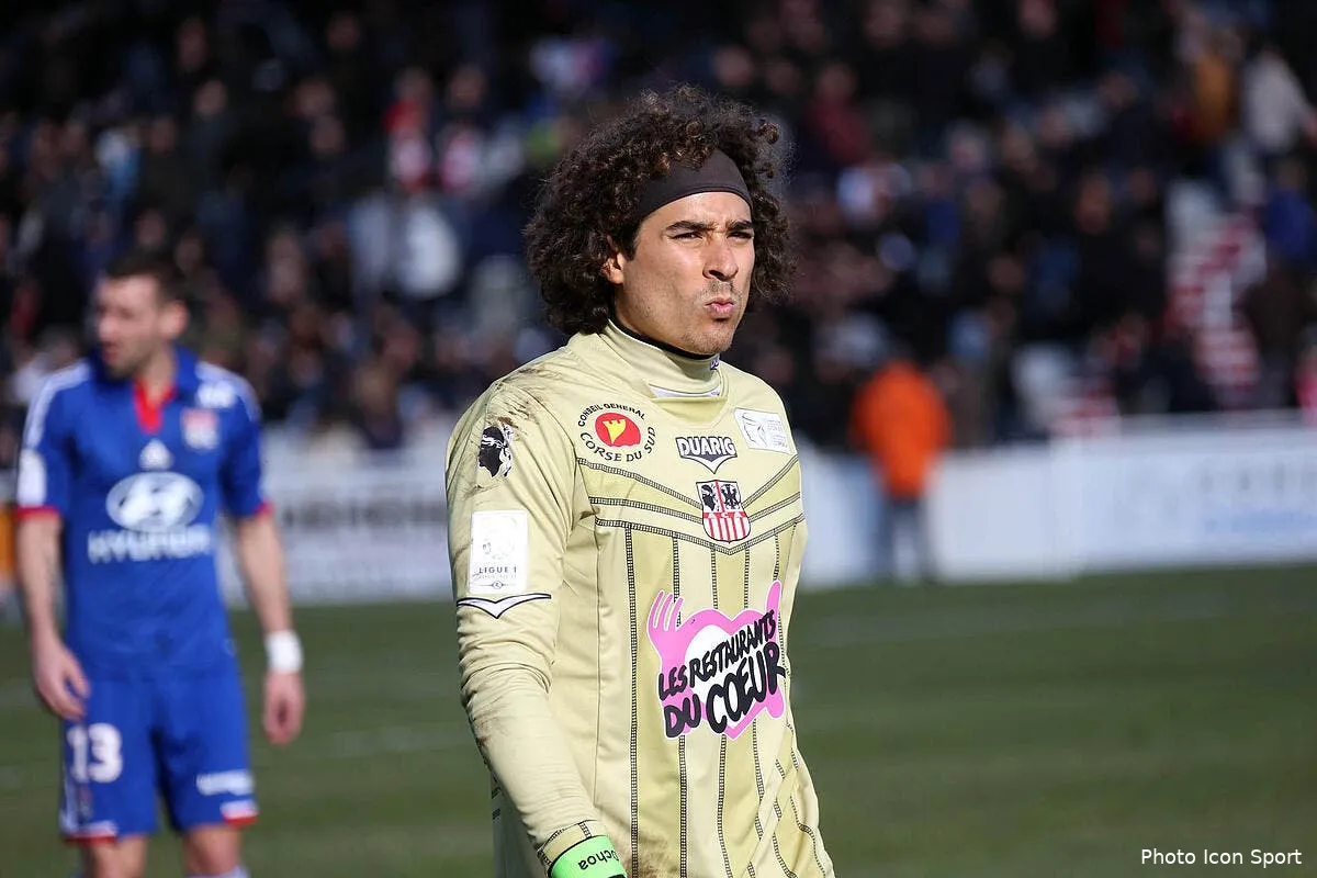 ochoa aimerait voir son avenir entre liverpool barcelone et le real iconsport bel 030213 08 3350749