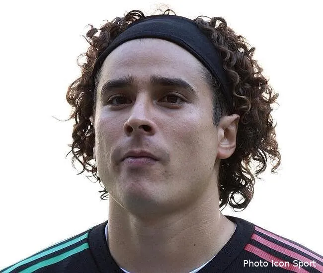 ochoa n en veut pas au psg pour son volte face ajaccio a eu de la chance pour signer ochoa ochoa pose un maxi lapin a ajaccio sur le compte du psg iconsport ppg 101009 52 07 21335 2180721898