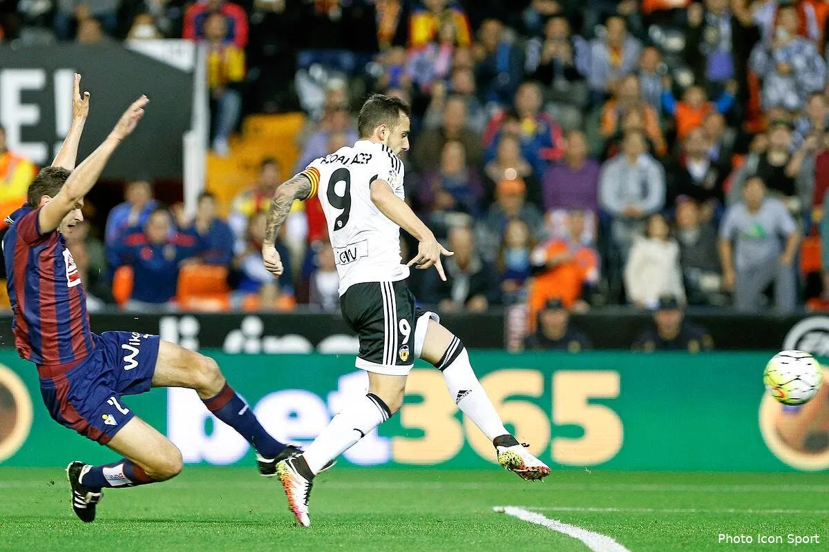 officiel alcacer signe au fc barcelone pour 30 me iconsport mar 200416 52 11153424