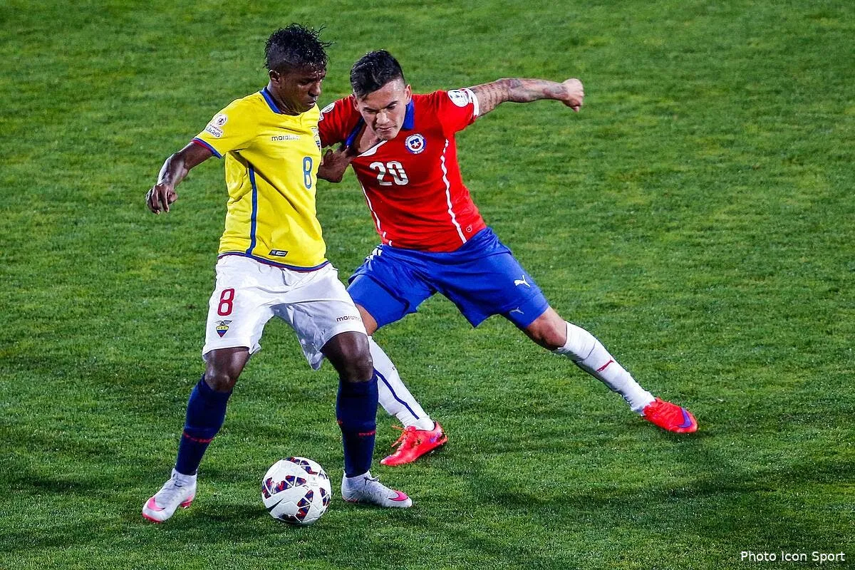 officiel aranguiz signe a leverkusen iconsport pho 110615 09 09118123