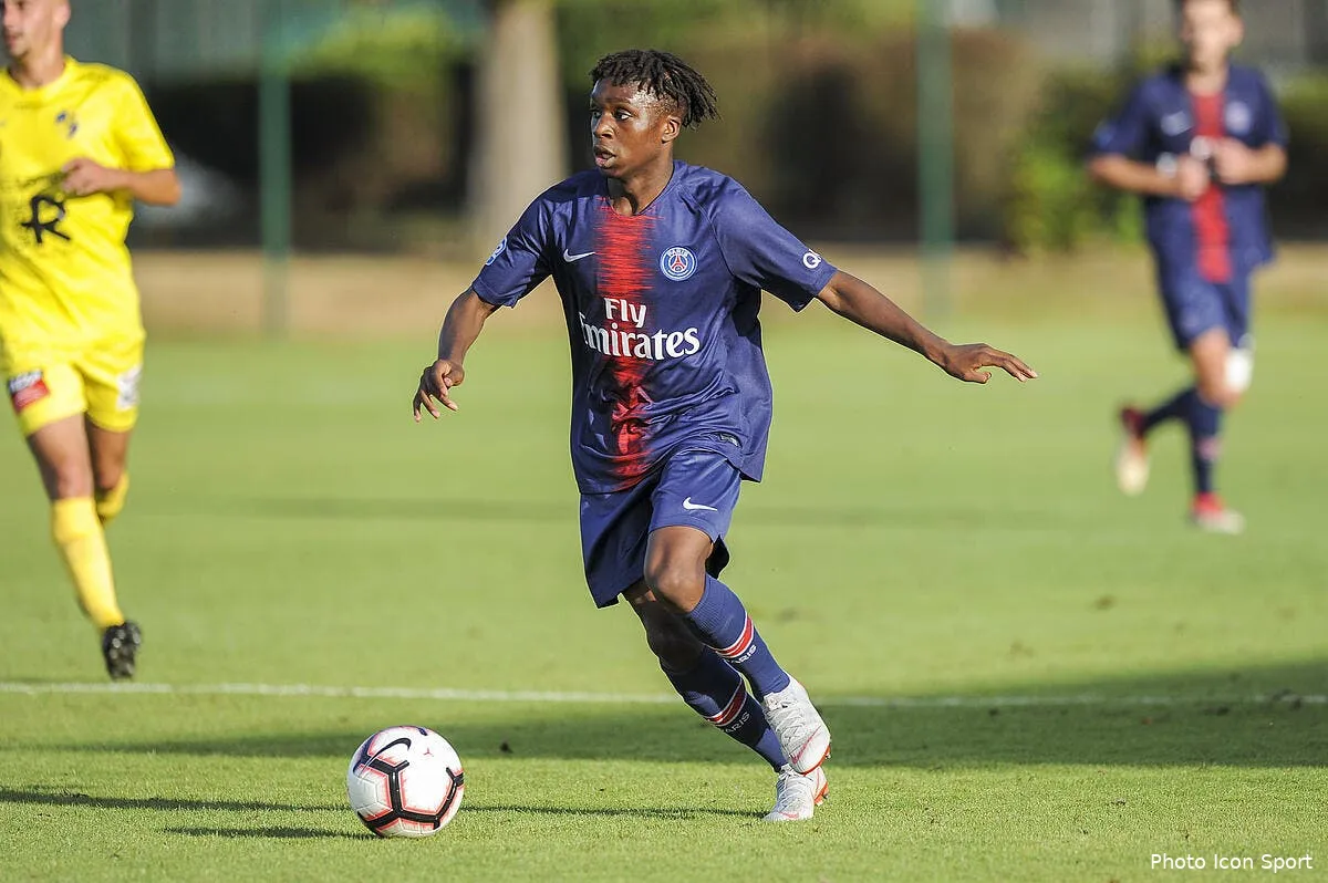 officiel arthur zagre signe pro avec le psg iconsport icon alc 110818 44 22231027