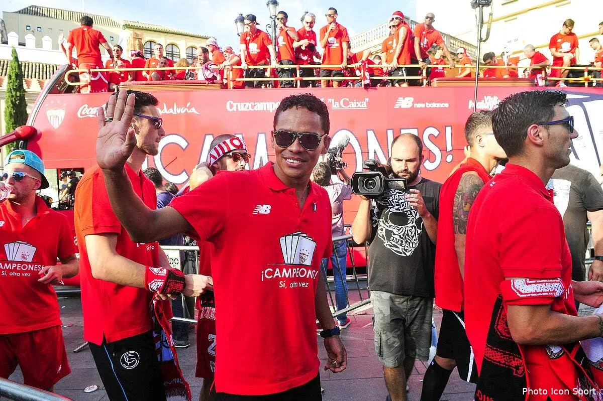 officiel carlos bacca rejoint le milan ac iconsport mar 280515 11 05115057