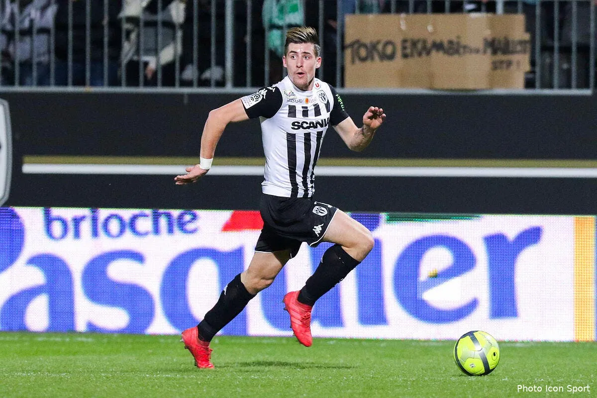 officiel convoite par l ol santamaria prolonge a angers santamaria223237