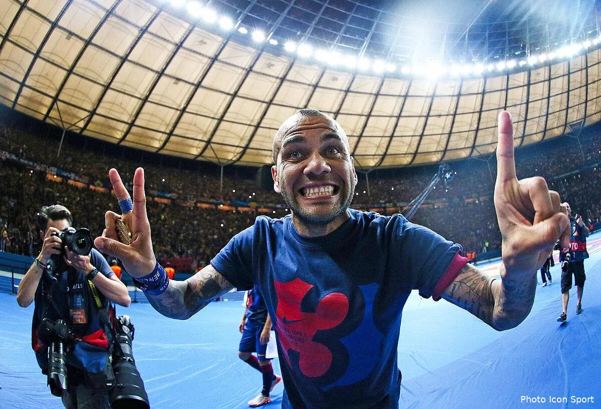 officiel daniel alves prolonge a barcelone jusqu en 2017 iconsport mis 060615 08 03113369