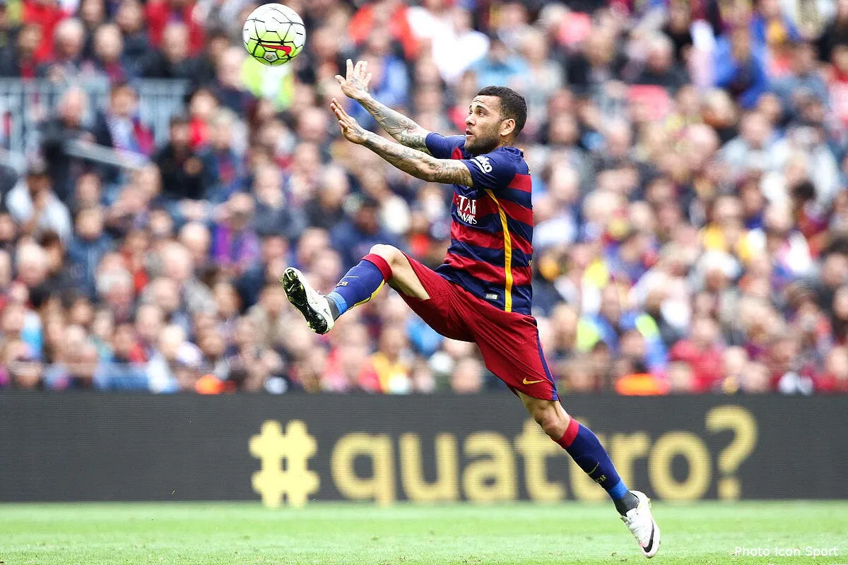 officiel daniel alves quitte le fc barcelone iconsport bag 080516 08 06144756