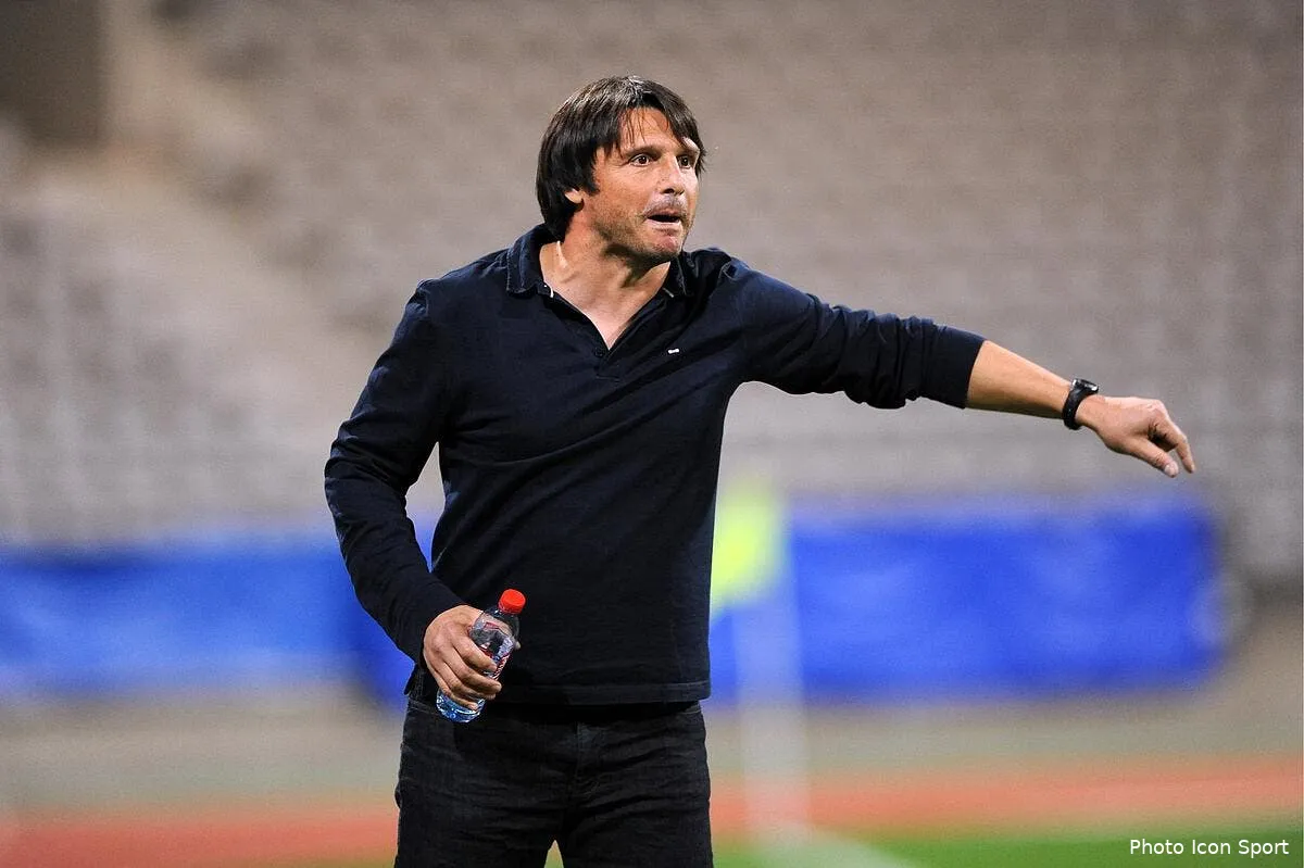 officiel fournier nouvel entraineur d auxerre iconsport kis 140910 101 2420482