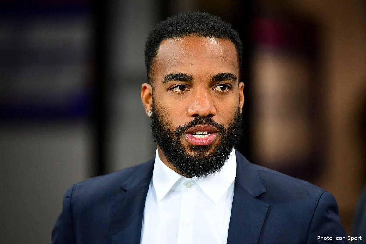 officiel lacazette signe a arsenal iconsport win 230417 30 101 1185333