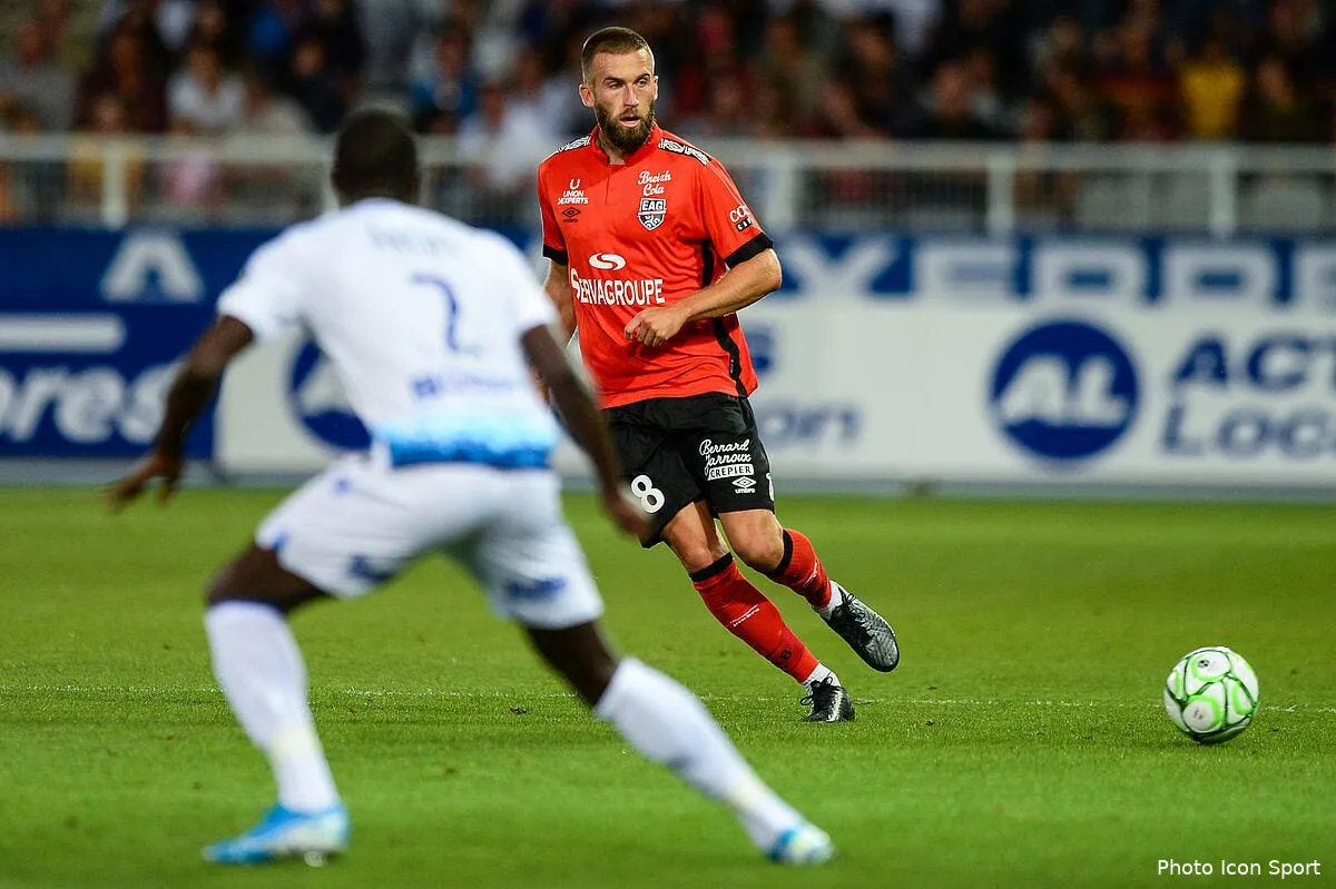 officiel lucas deaux signe a nimes guingamp recupere valdivia icon bap 190819 93 106262079