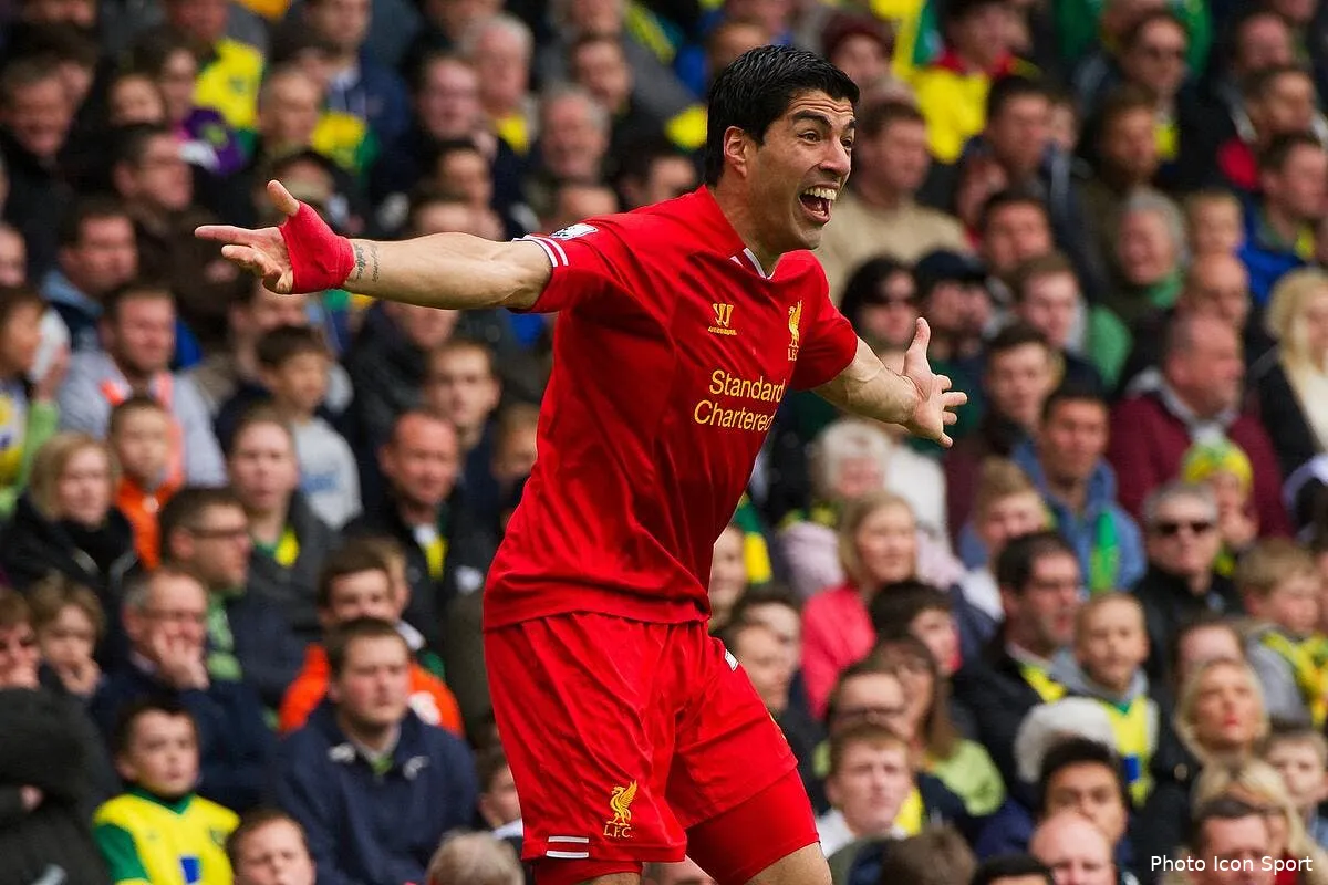 officiel luis suarez signe au fc barcelone iconsport bpi 200414 05 0387181