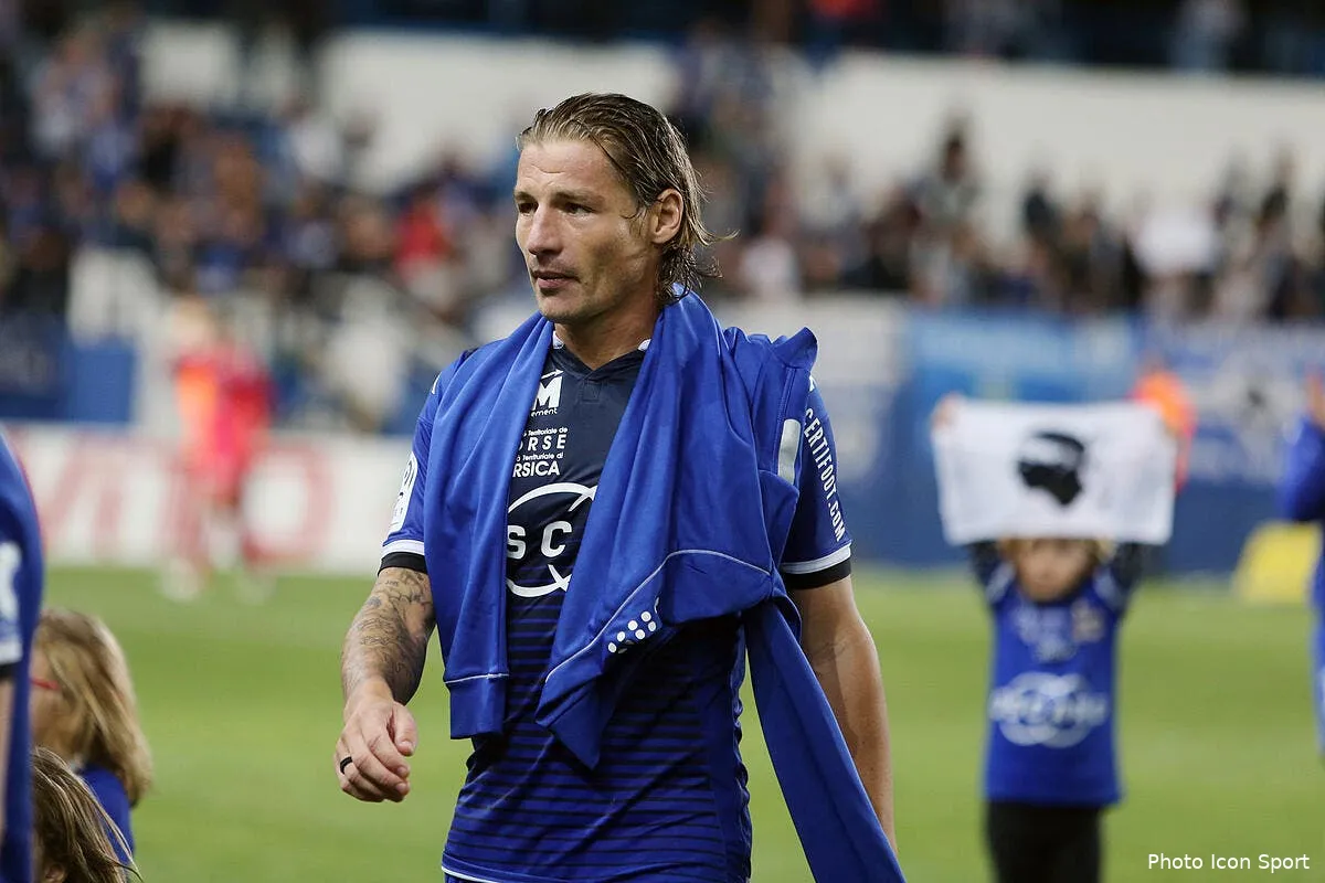 officiel mehdi mostefa prolonge a bastia iconsport mae 260915 02 05143178