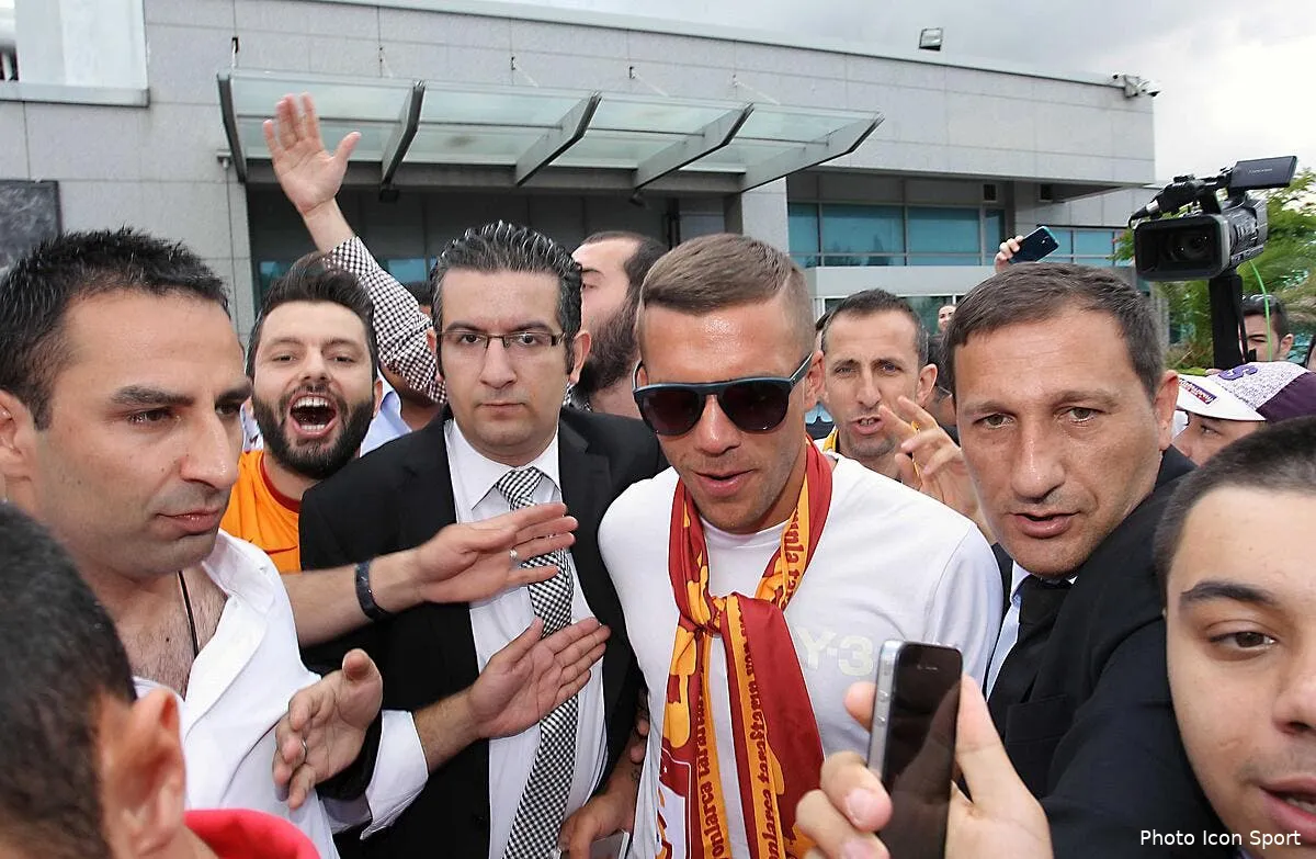 officiel podolski signe a galatasaray iconsport ses 040715 01 06115237