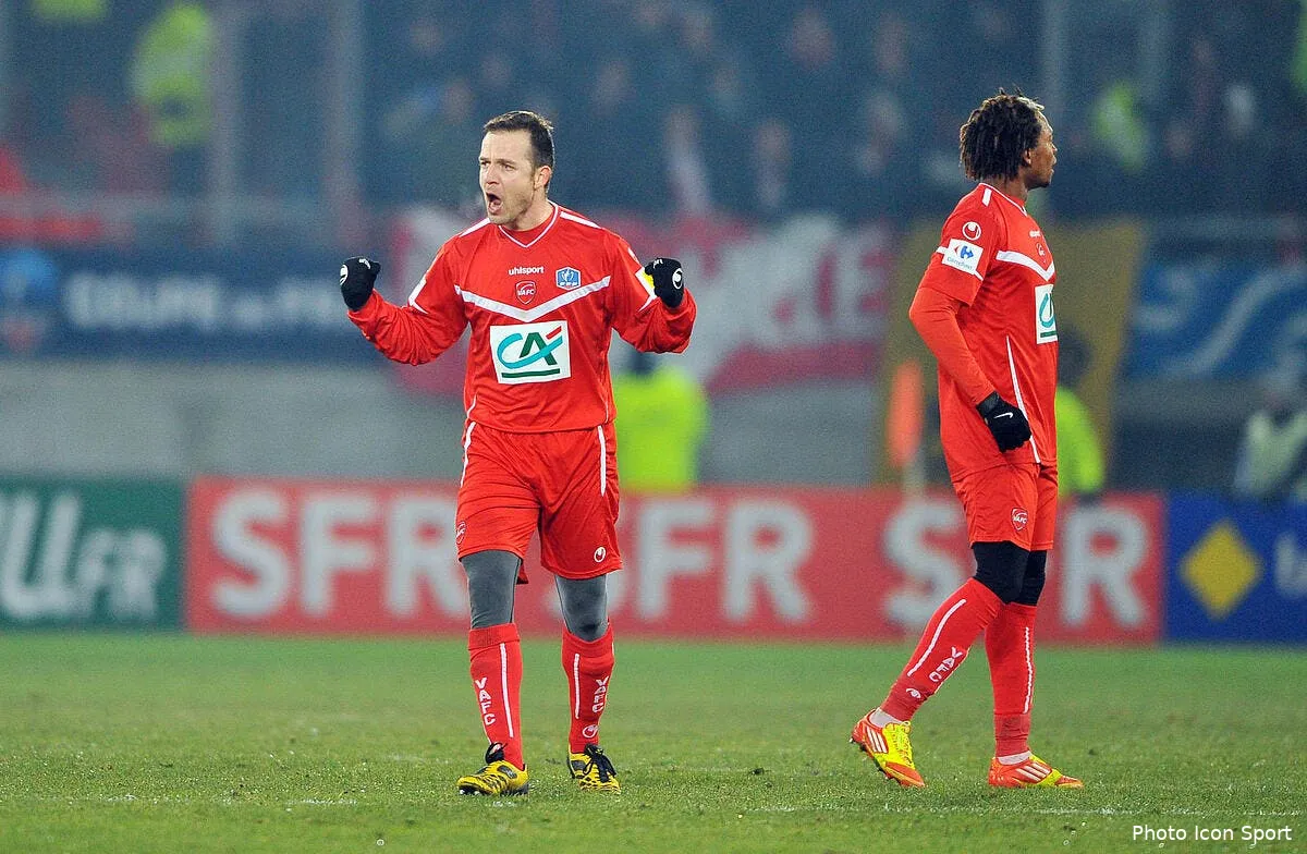 officiel rafael quitte valenciennes pour le bresil iconsport win 080212 701 4831826