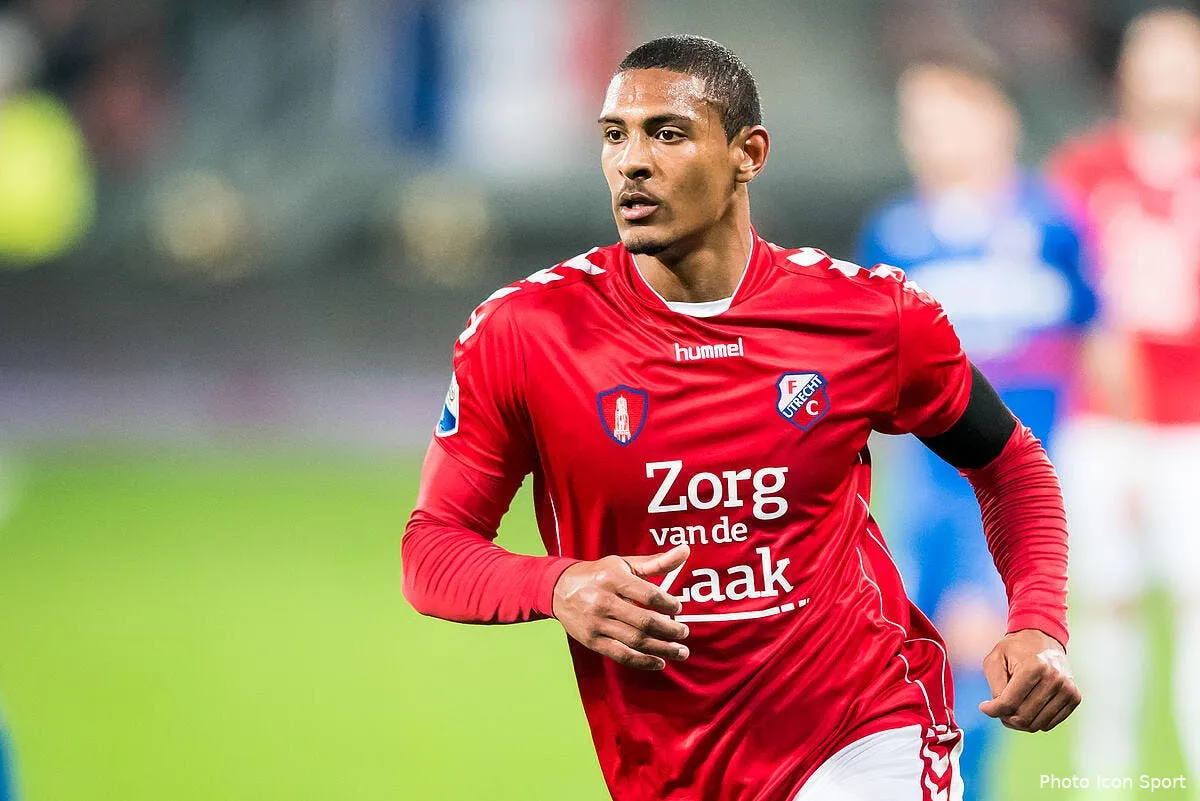 officiel sebastien haller signe a l eintracht francfort iconsport vim 020417 89 21180122