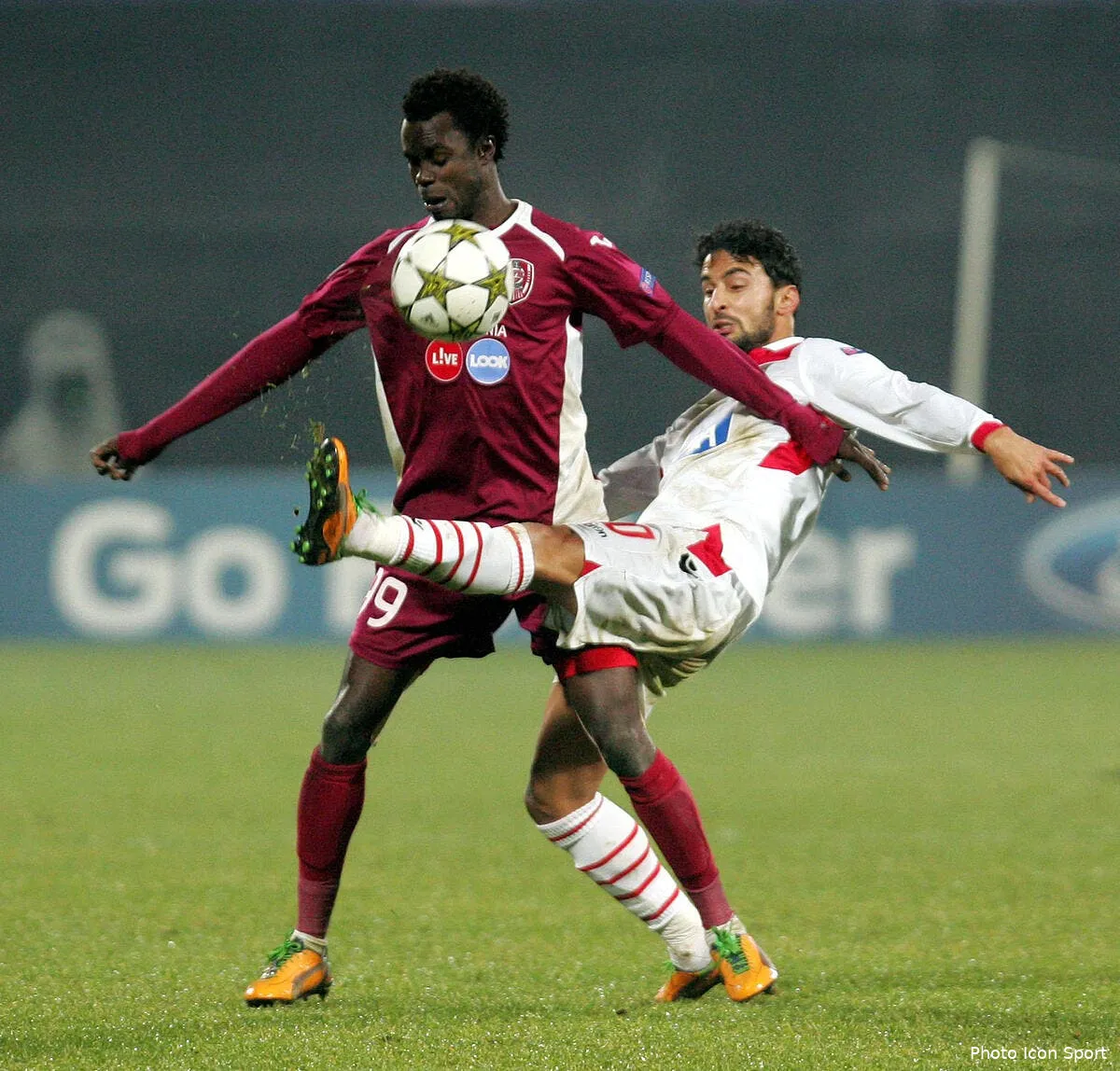 officiel sougou a signe a l om iconsport djo 201112 01 1348349