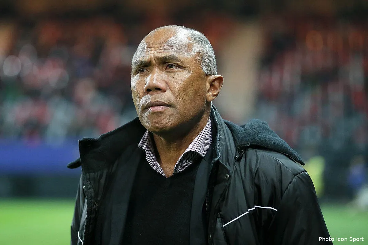 officiel surprise a guingamp antoine kombouare est vire icon vmi 311018 05 05235405