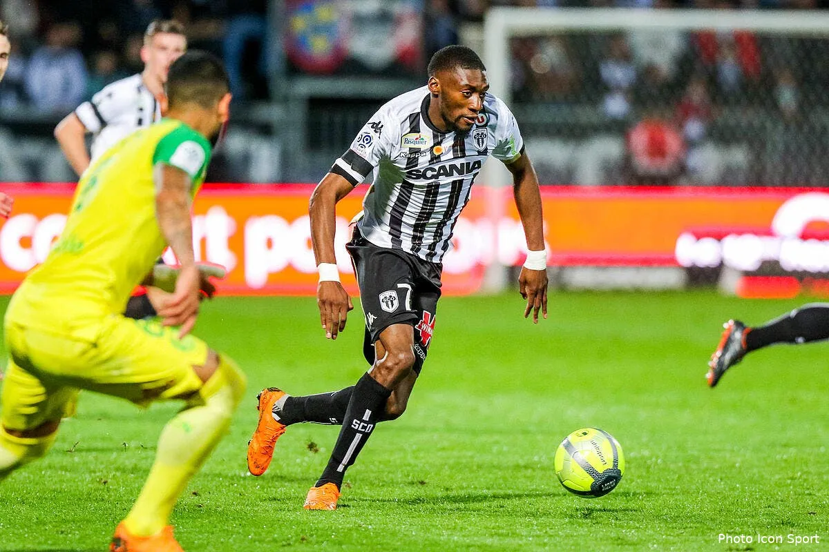 officiel toko ekambi recoit le prix du meilleur africain de l1 icon lem 120518 45 32218825