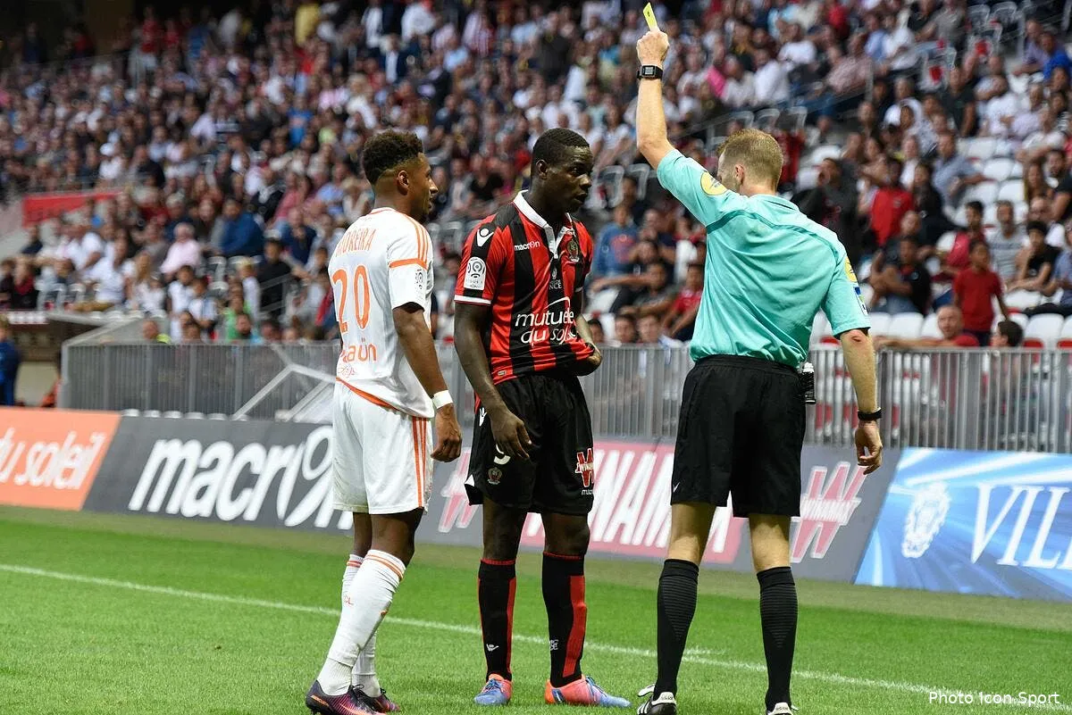 ogcn balotelli fait la tete apres son rouge car il n a rien fait iconsport apn 021016 02 05156938