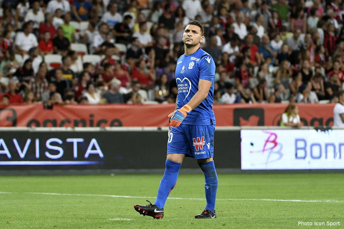 ogcn favard attaque nice joue avec un piquet dans les buts iconsport icon anp 250818 04 63228873