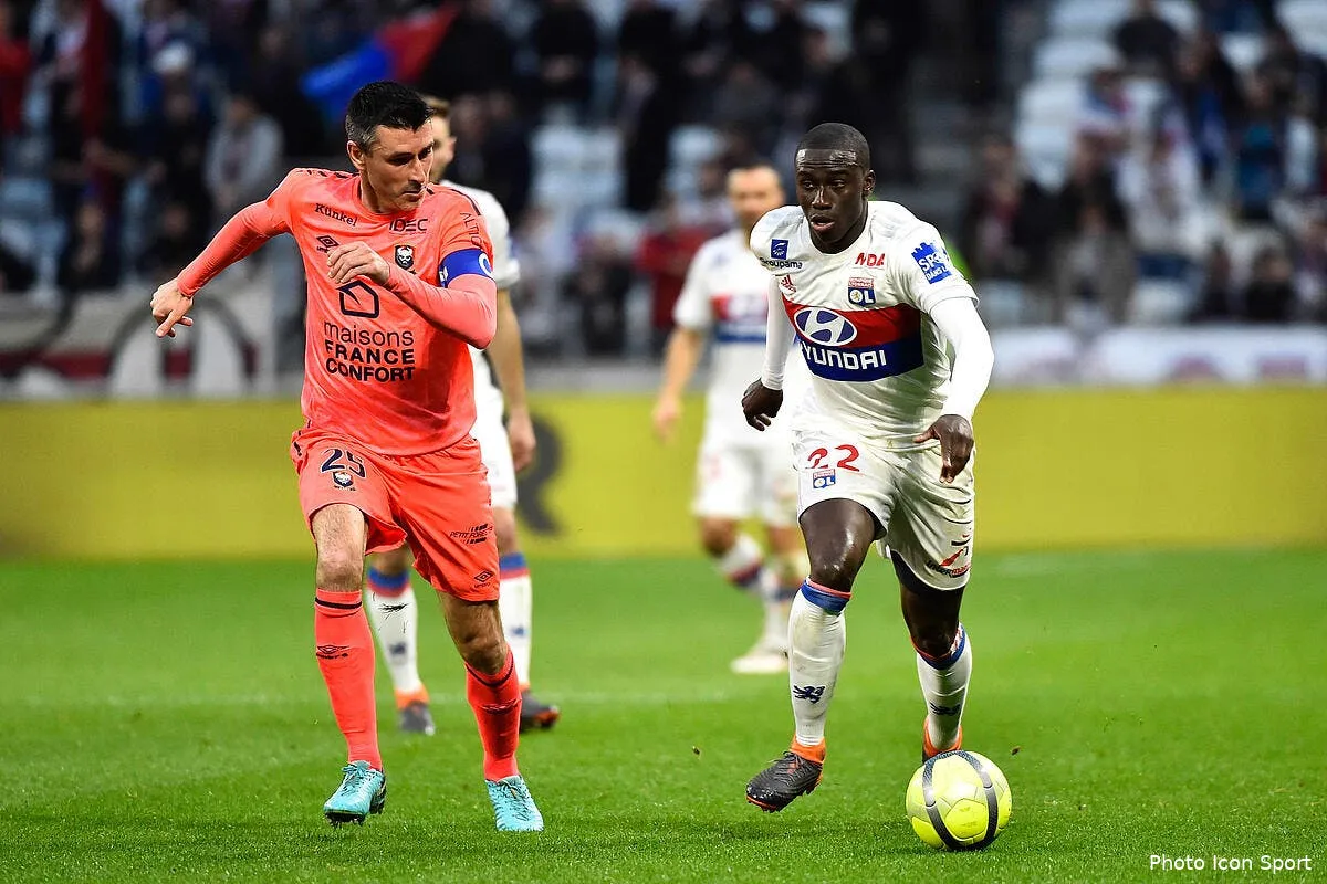 ol 50 me pour mendy aulas a change son fusil d epaule icon laf 110318 08 51255143