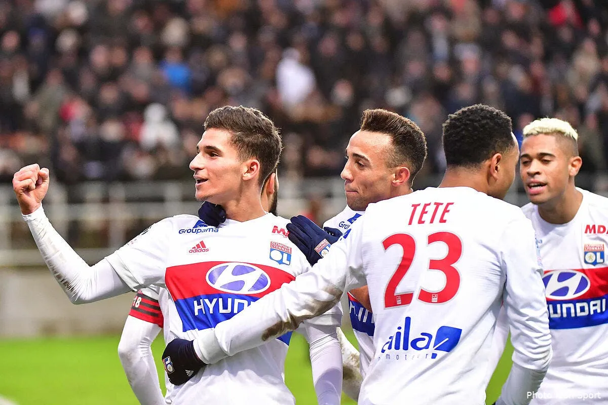 ol aouar ce joueur qui chante avec les supporters iconsport icon win 101217 01 32153207877