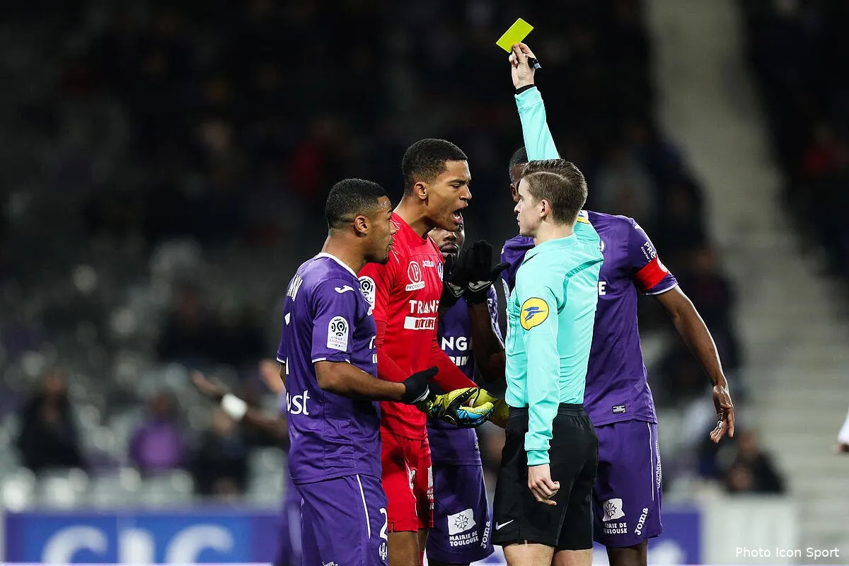 ol aulas applaudit chaudement l arbitre de tfc ol iconsport icon blo 201217 02 14204133