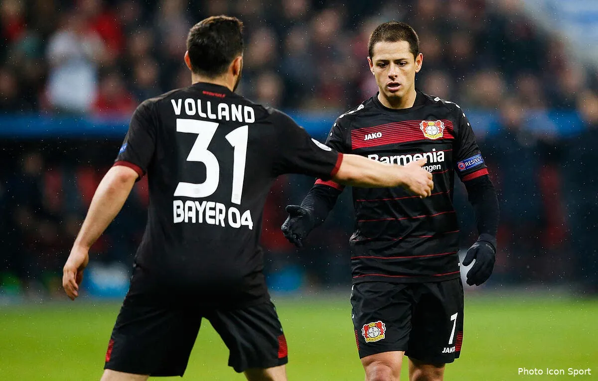 ol aulas devra sacrifier lacazette et valbuena pour se payer chicharito iconsport fir 210217 08 02181602