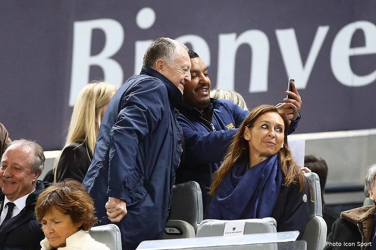 ol aulas fait un sacre cadeau a un supporter de lyon iconsport blo 030317 12 103173378