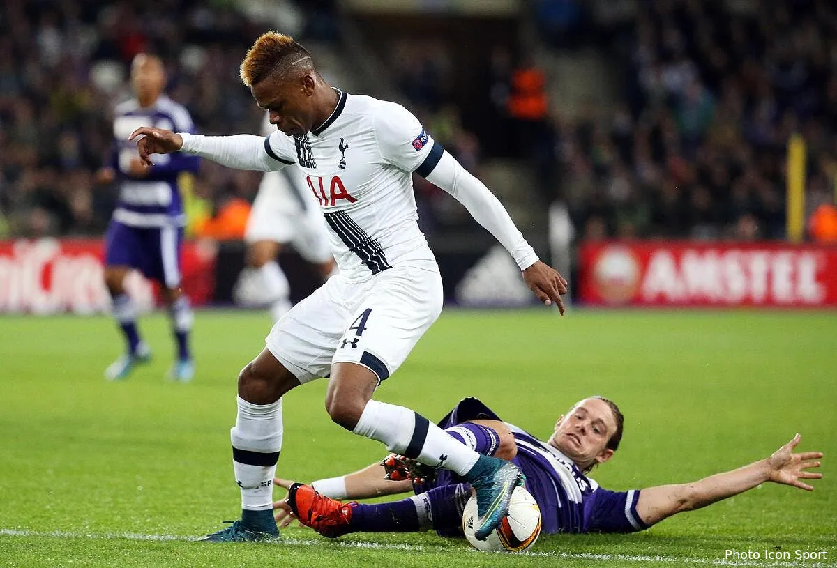 ol aulas glisse une peau de banane a l om sur njie iconsport blg 221015 05 04149940