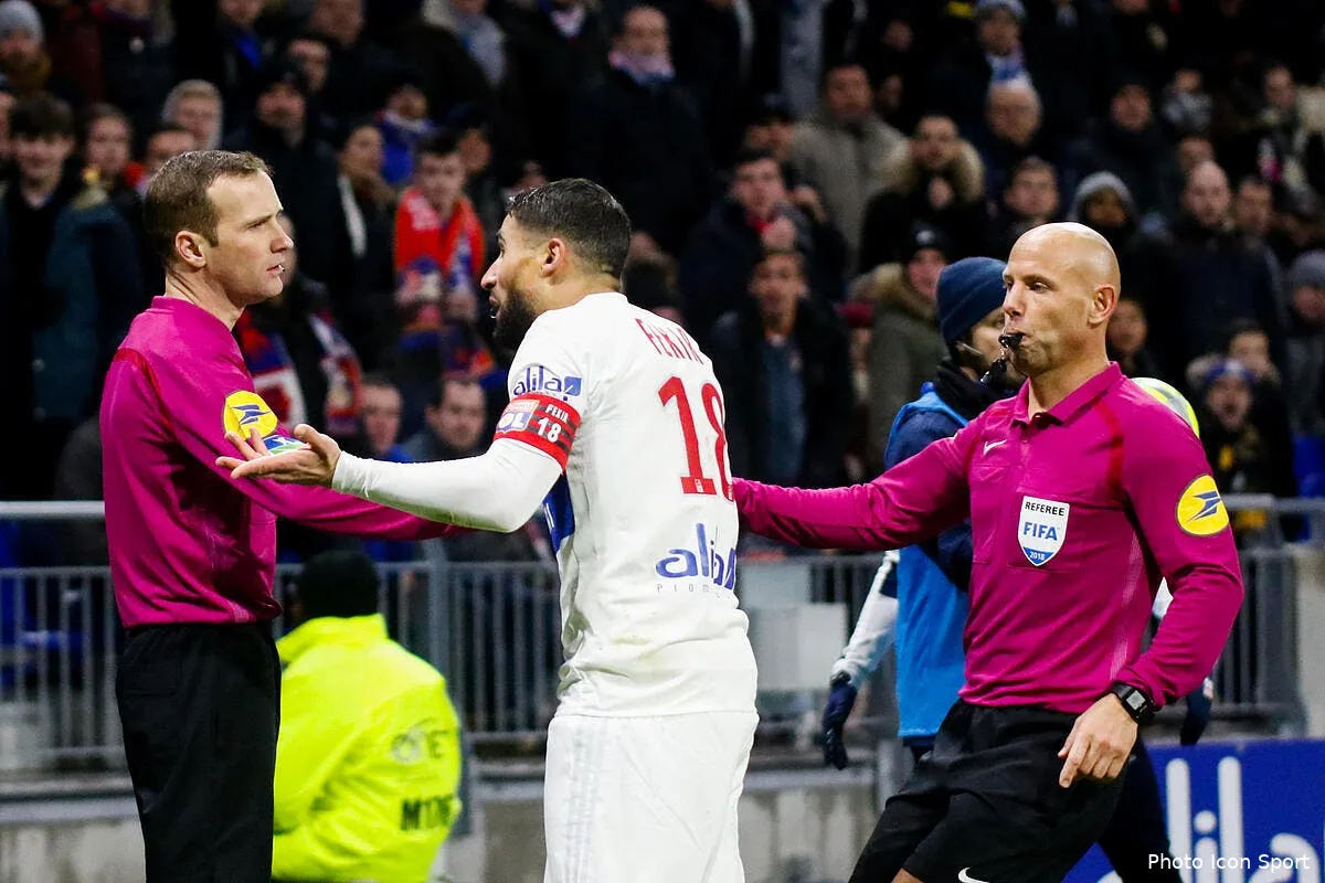 ol aulas reste zen mais tacle l arbitre iconsport icon bia 110218 02 02209773