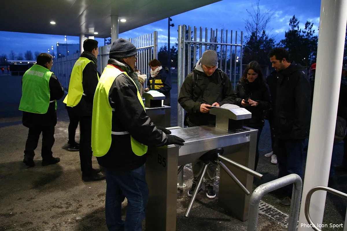 ol barcelone des tickets annules des proces lyon detruit le marche noir icon blo 100216 08 26244869