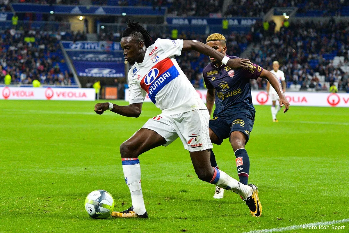 ol bertrand traore joue carte sur table avec lyon iconsport icon poy 230917 08 15194483