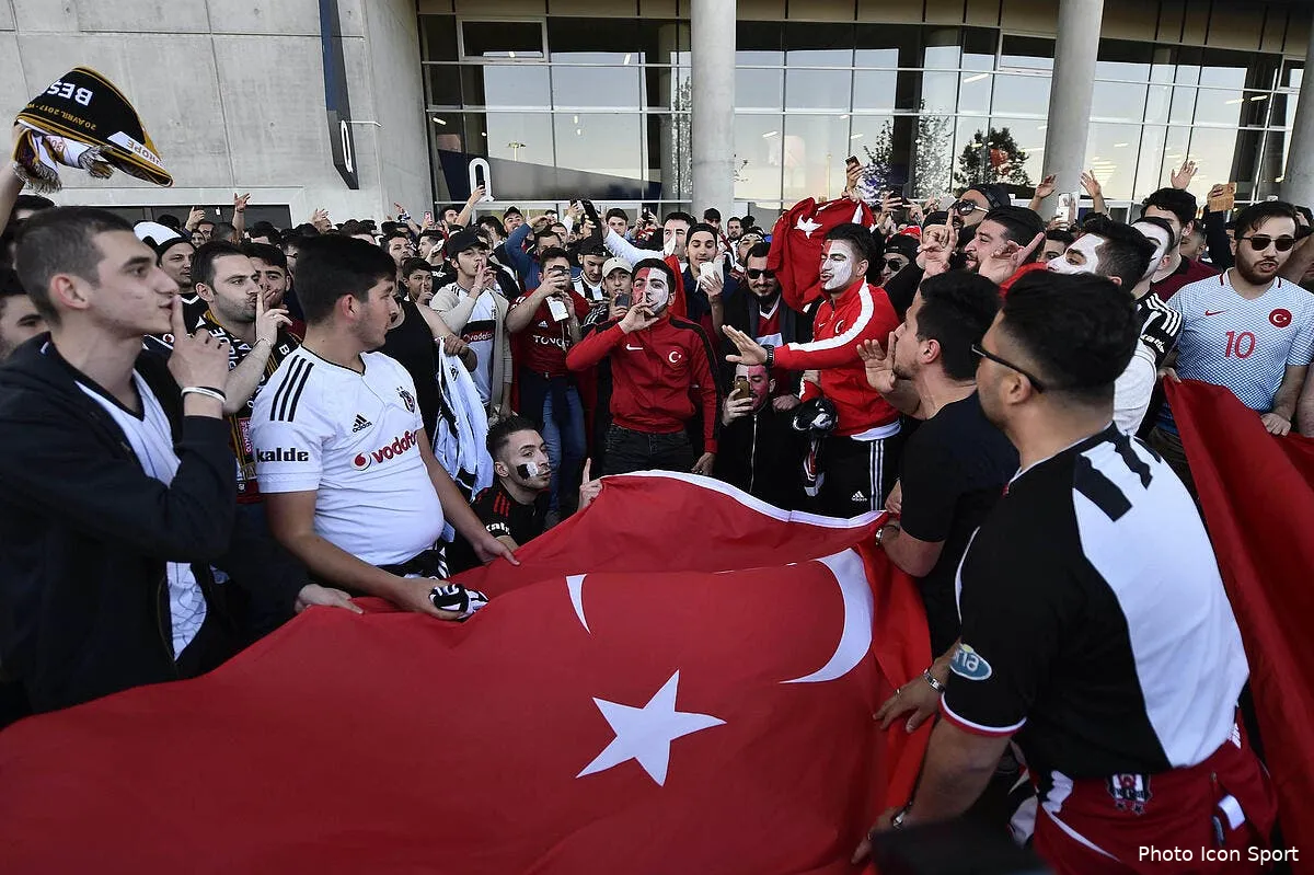 ol besiktas terrain envahi par les supporters coup d envoi repousse iconsport laf 130417 01 07176596