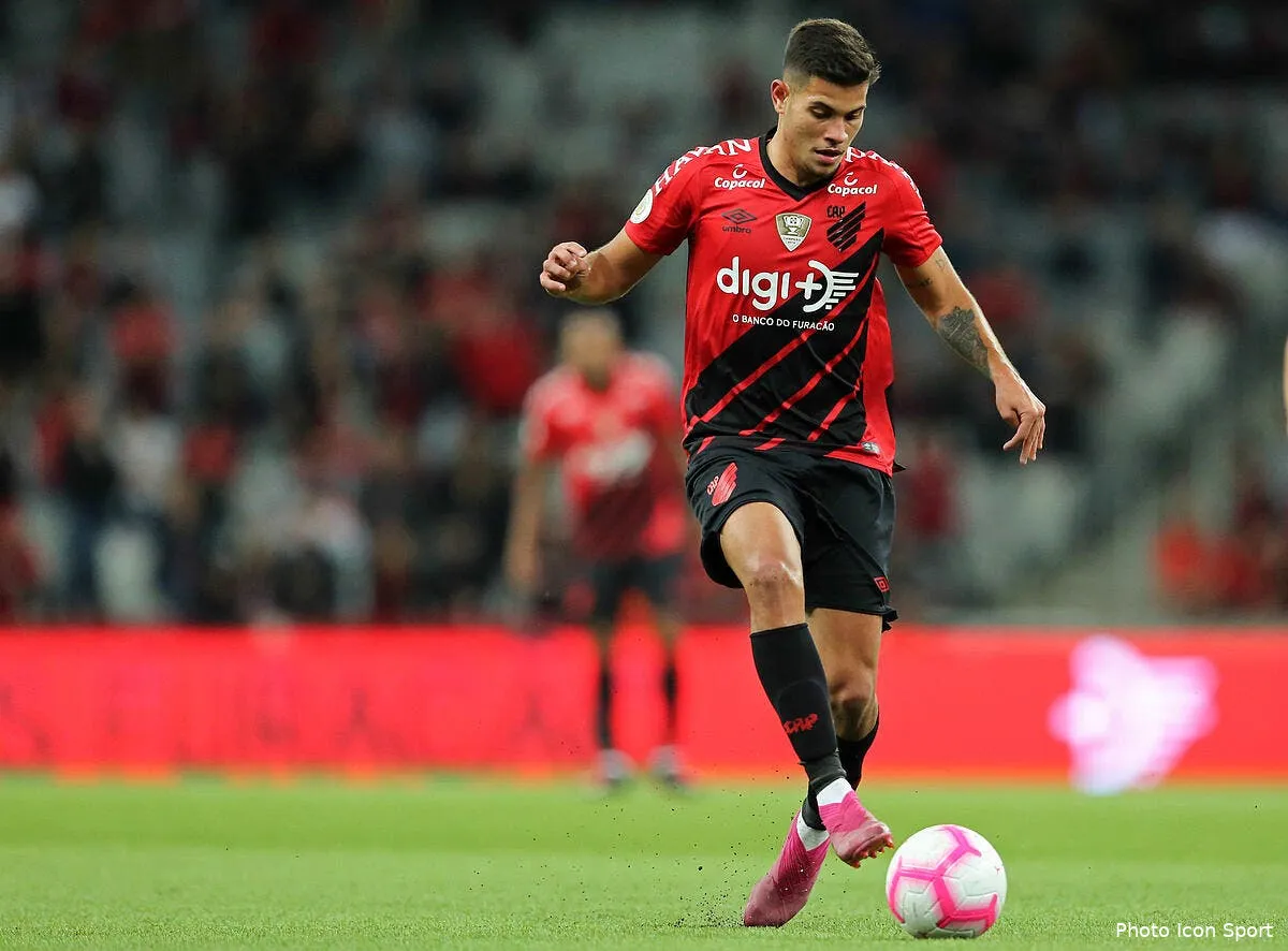 ol bruno guimaraes a lyon son agent et juninho confirment icon ap 12178892276469