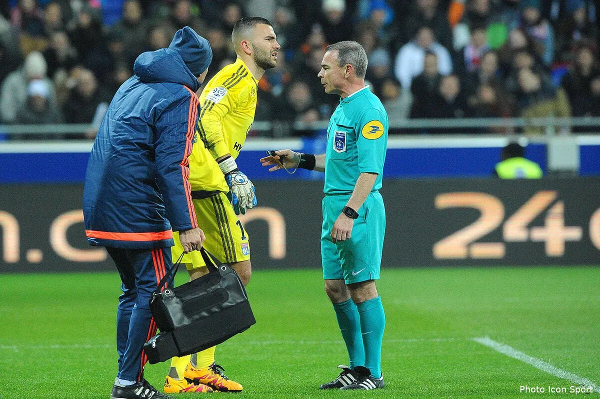 ol ce joueur lyonnais ne fait pas le malin malgre l exploit iconsport jpt 280216 05 58135196