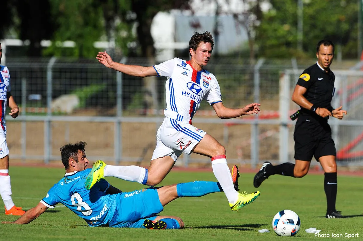 ol decu et agace une attaquant de lyon pourrait partir au mercato iconsport jpt 090716 08 71164526